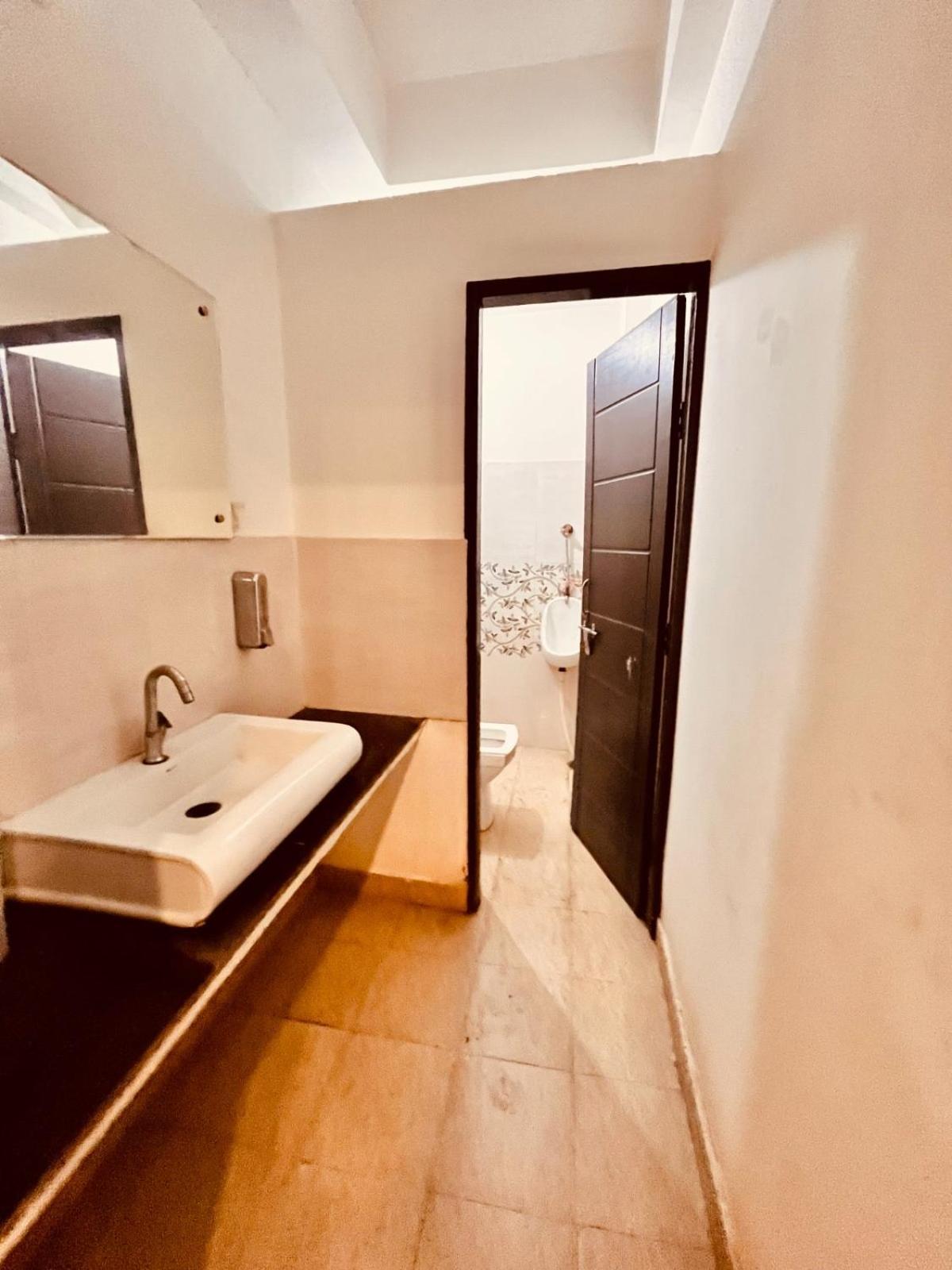 Hotel Gs Amritsar 200 Mtr From Golden Temple Eksteriør billede